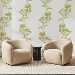 Papier peint panoramique Oies Au Ruban Doré, posé sur toute la paroi d'un salon, derrière deux fauteuils en bouclette crème et un guéridon en marbre vert