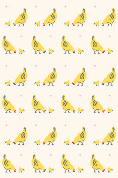Décor à plat : rangées de poules jaunes à crête noire et pattes bleues suivies de poussins, sur fond crème rosé à pois roses