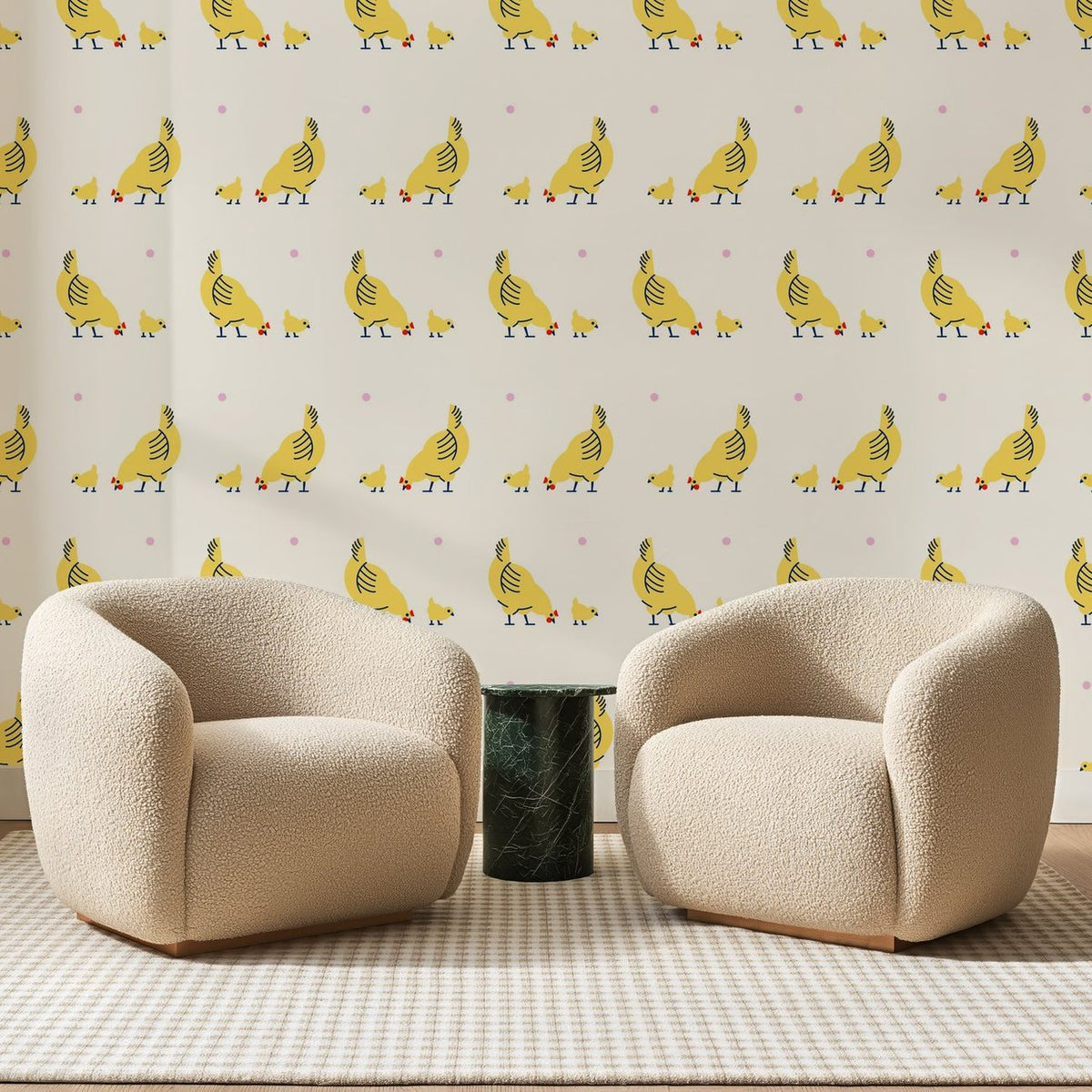 Papier peint panoramique Poules Jaunes Et Poussins, posé sur toute la paroi d'un salon, derrière deux fauteuils en bouclette crème et un guéridon en marbre vert