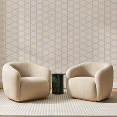 Papier peint panoramique Treillis Japonais Rose Poudré, posé sur toute la paroi d'un salon, derrière deux fauteuils en bouclette crème et un guéridon en marbre vert