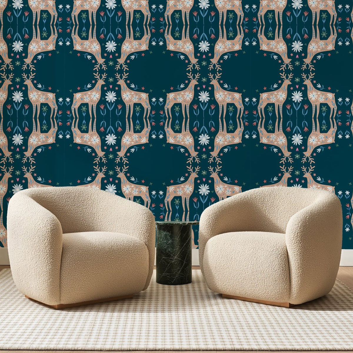 Papier peint panoramique Cerfs Des Bois Bleu Canard, posé sur toute la paroi d'un salon, derrière deux fauteuils en bouclette crème et un guéridon en marbre vert