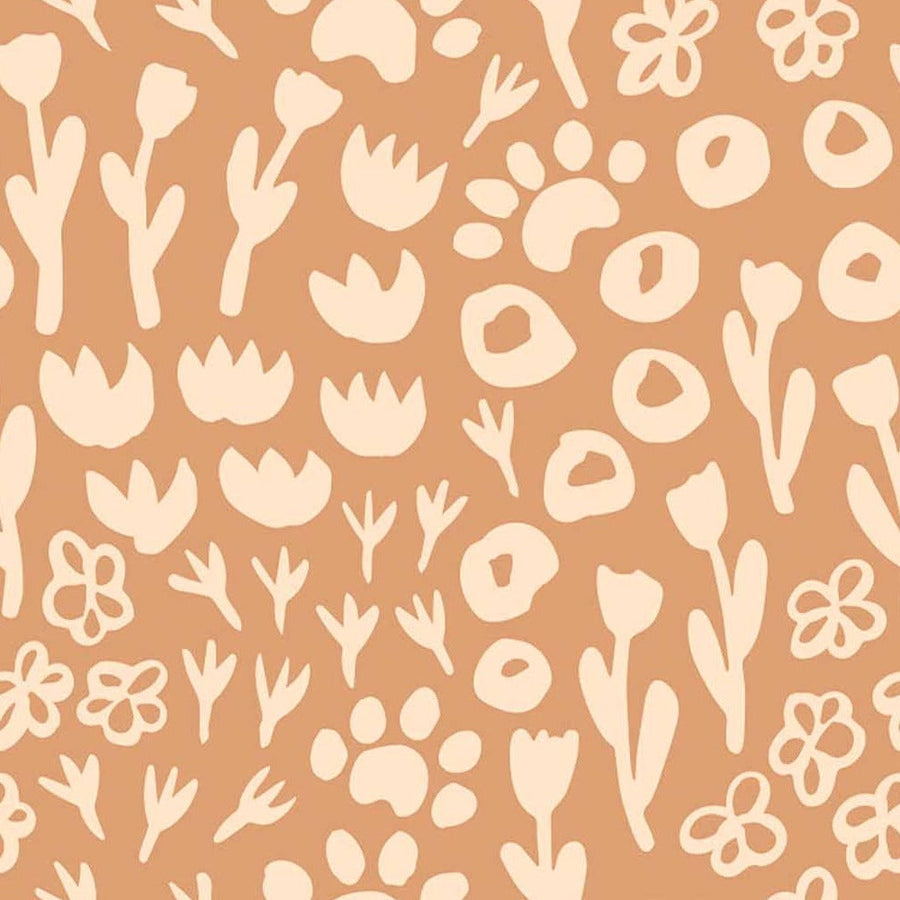 Gros plan de l'impression : tulipe crème en aplat sur le fond terracotta, bord légèrement irrégulier comme découpé aux ciseaux.