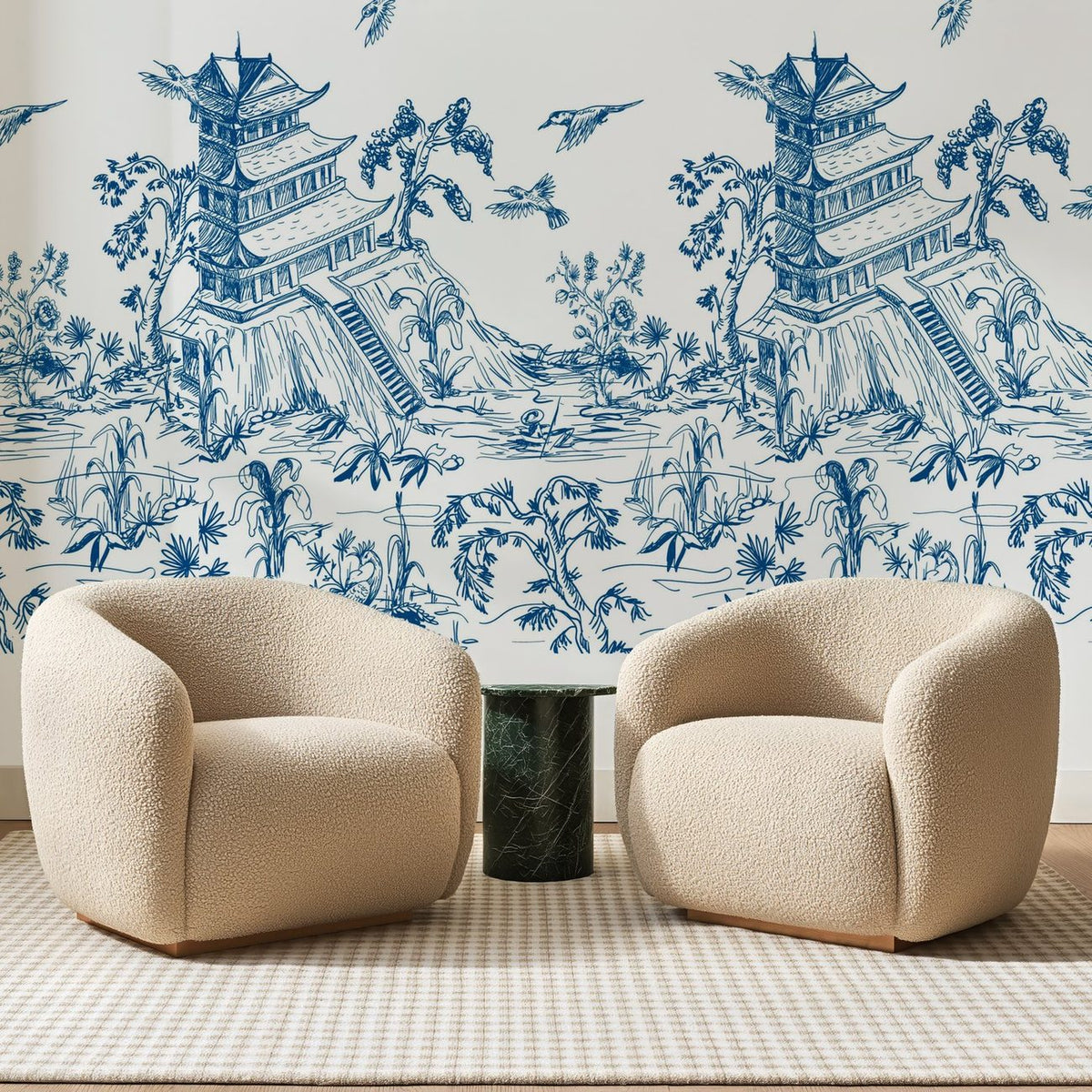 Papier peint panoramique Pagode Bleue et Cascade, posé sur toute la paroi d'un salon, derrière deux fauteuils en bouclette crème et un guéridon en marbre vert