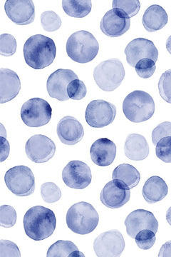 Le décor à plat : des pois aquarellés bleu indigo et lavande sur un fond blanc.