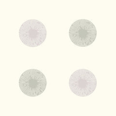 Gros plan de l'impression : les traits fins qui rayonnent du centre d'une pastille rose.