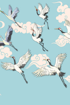 Le décor à plat : grues blanches en vol aux rémiges noires, nuages rose pâle, ciel bleu clair.