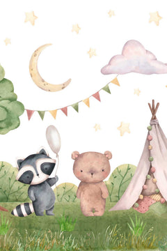 Le décor à plat : tipi beige à perches de bois, ourson et raton laveur sur herbe verte, ciel blanc.