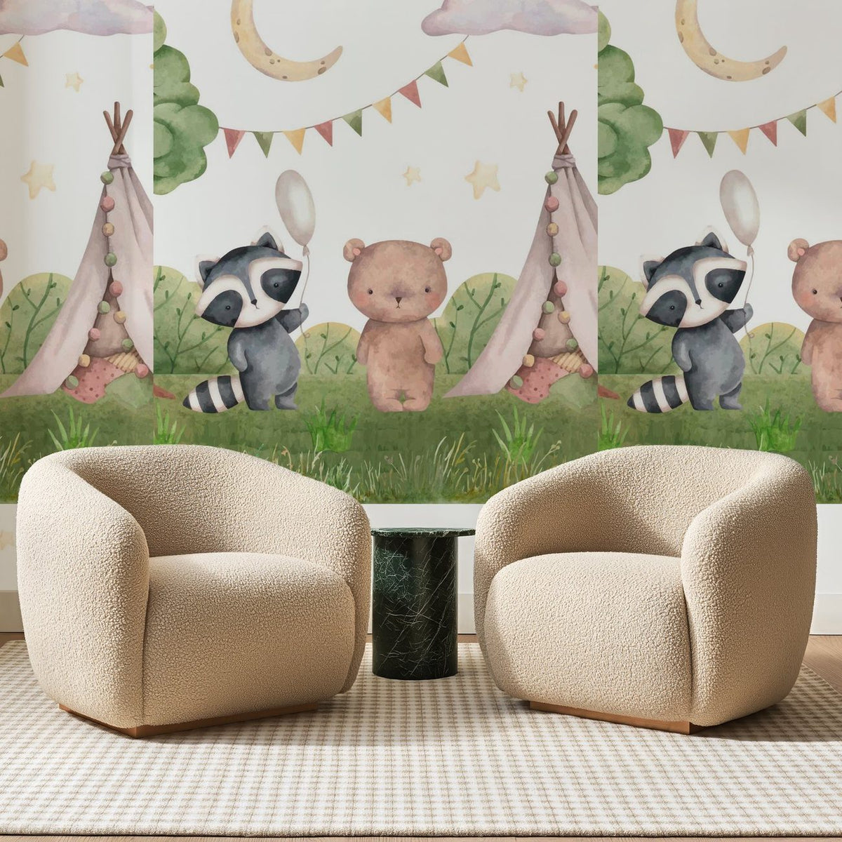 Papier peint panoramique Tipi de Bois Vert Tendre, posé sur toute la paroi d'un salon, derrière deux fauteuils en bouclette crème et un guéridon en marbre vert