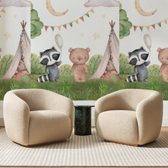 Papier peint panoramique Tipi de Bois Vert Tendre, posé sur toute la paroi d'un salon, derrière deux fauteuils en bouclette crème et un guéridon en marbre vert