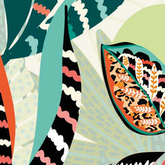 Gros plan de l'impression : les zébrures noires et blanches d'une palme et le liseré corail.