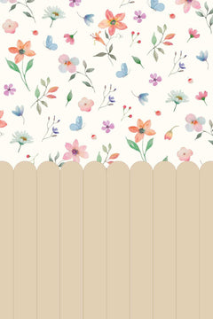Le décor à plat : une palissade de lattes beige sable en partie basse, un semis de fleurs roses, orange et bleues sur fond crème au-dessus.