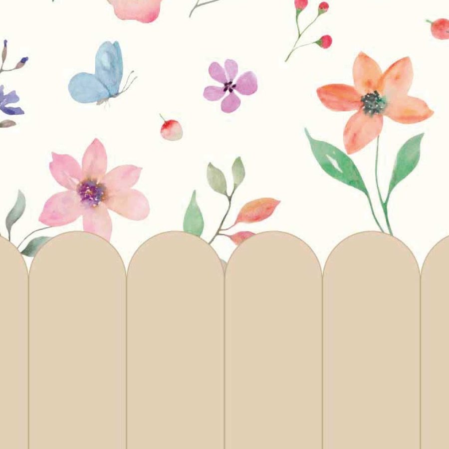 Gros plan sur l'impression : le grain des pétales aquarelle et le bord net d'une latte de la palissade.