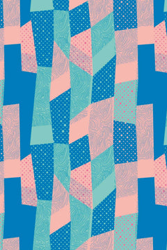 Le décor à plat : chevrons bleu roi, rose poudré et vert d'eau à pois et lignes ondulées.