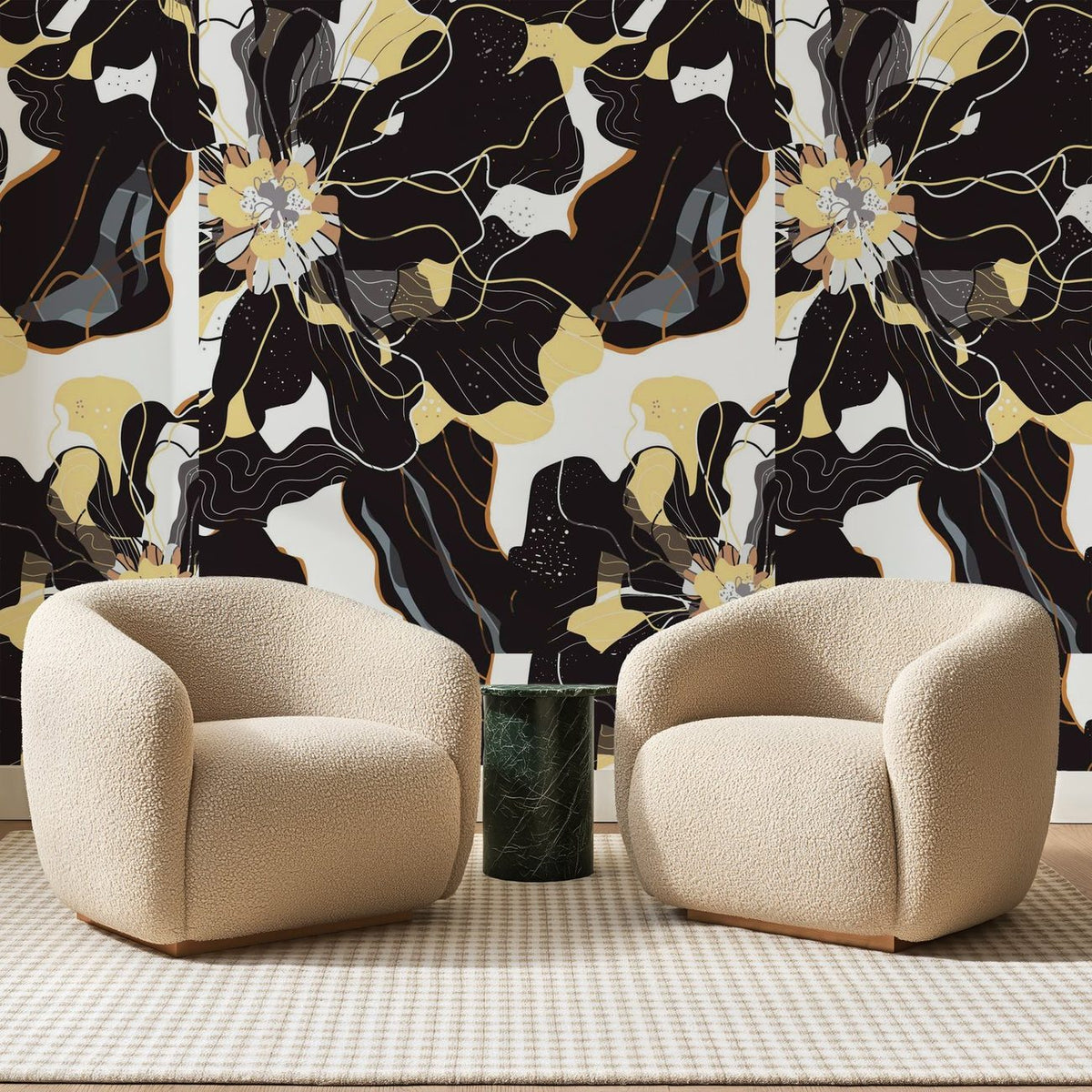 Papier peint panoramique Floraison Noire et Or, posé sur toute la paroi d'un salon, derrière deux fauteuils en bouclette crème et un guéridon en marbre vert