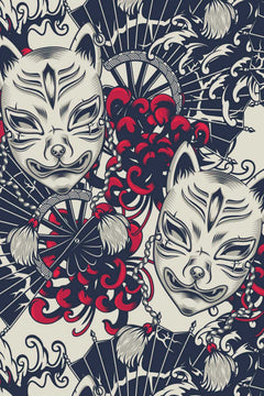 Le décor à plat : deux masques de renard ivoire, éventails blancs rayés et volutes rouges sur fond bleu nuit.