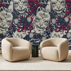 Papier peint panoramique Masques Renard Bleu Nuit, posé sur toute la paroi d'un salon, derrière deux fauteuils en bouclette crème et un guéridon en marbre vert