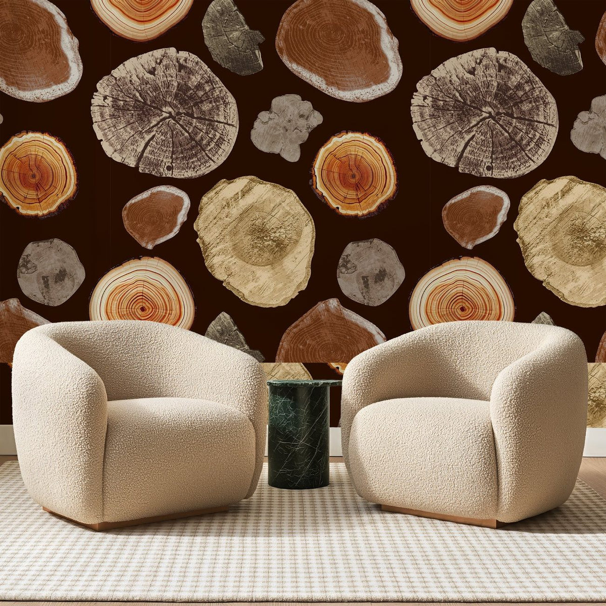 Papier peint panoramique Rondelles De Bois Ambrées, posé sur toute la paroi d'un salon, derrière deux fauteuils en bouclette crème et un guéridon en marbre vert