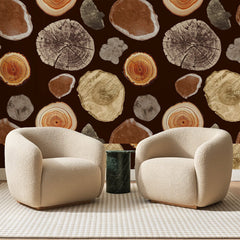 Papier peint panoramique Rondelles De Bois Ambrées, posé sur toute la paroi d'un salon, derrière deux fauteuils en bouclette crème et un guéridon en marbre vert