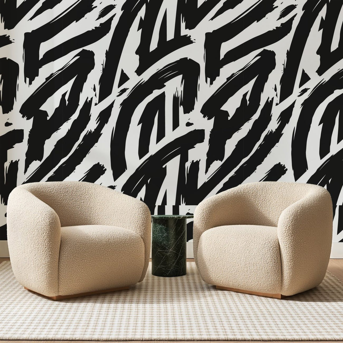 Papier peint panoramique Coups de Pinceau Noirs, posé sur toute la paroi d'un salon, derrière deux fauteuils en bouclette crème et un guéridon en marbre vert