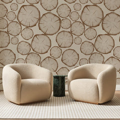 Papier peint panoramique Rondins de Bois Cannelle, posé sur toute la paroi d'un salon, derrière deux fauteuils en bouclette crème et un guéridon en marbre vert