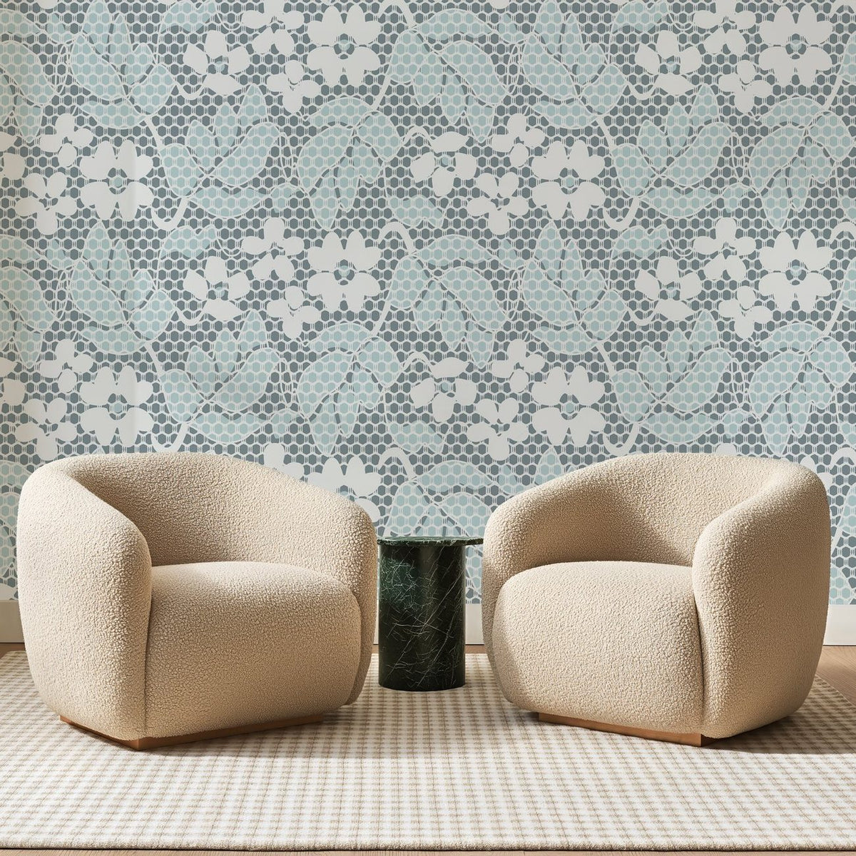 Papier peint panoramique Dentelle Fleurie Bleu Pâle, posé sur toute la paroi d'un salon, derrière deux fauteuils en bouclette crème et un guéridon en marbre vert