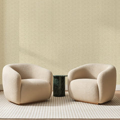 Papier peint panoramique Toile Tissée Ivoire, posé sur toute la paroi d'un salon, derrière deux fauteuils en bouclette crème et un guéridon en marbre vert