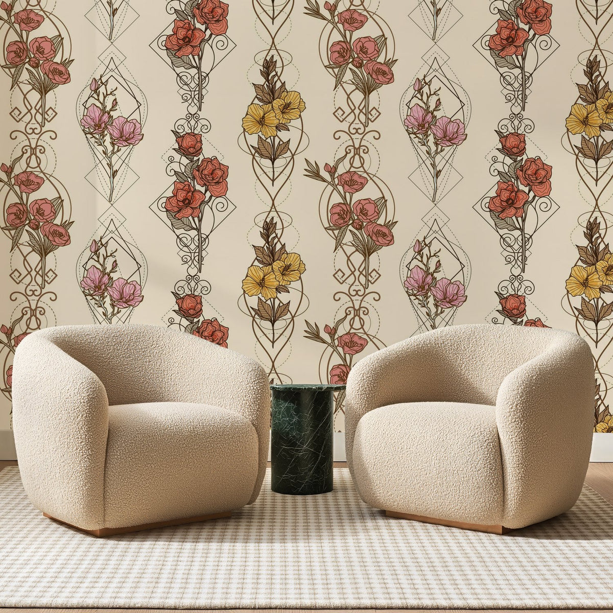 Papier peint panoramique Colonnes Fleuries Crème et Corail, posé sur toute la paroi d'un salon, derrière deux fauteuils en bouclette crème et un guéridon en marbre vert