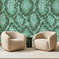 Papier peint panoramique Écailles Tissées Vert d'Eau, posé sur toute la paroi d'un salon, derrière deux fauteuils en bouclette crème et un guéridon en marbre vert