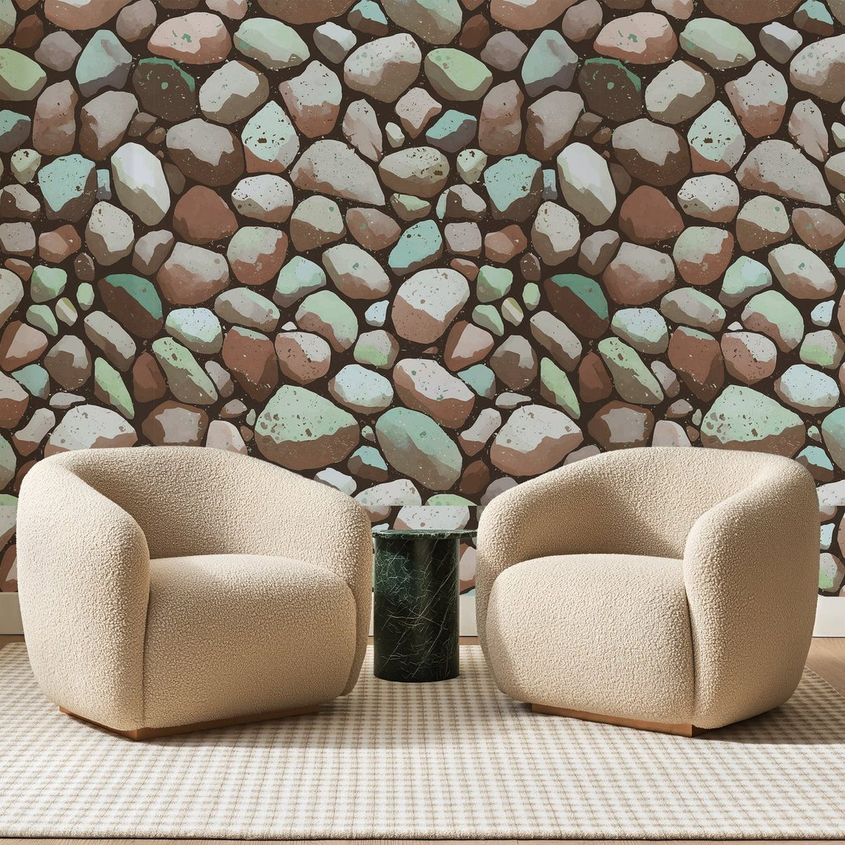 Papier peint panoramique Galets Texturés Terre Cuite, posé sur toute la paroi d'un salon, derrière deux fauteuils en bouclette crème et un guéridon en marbre vert