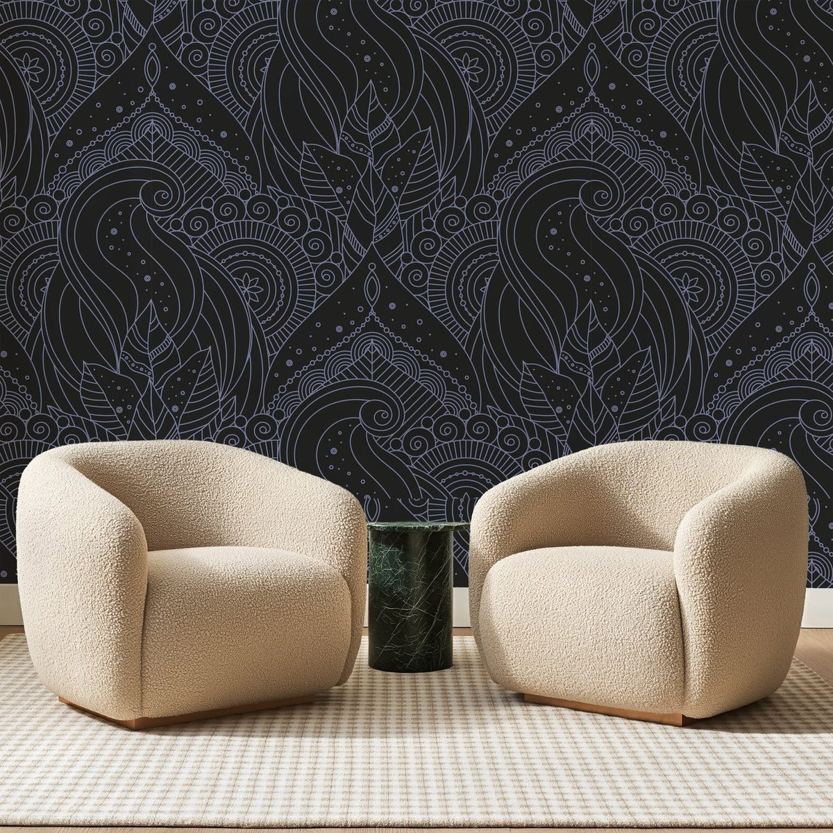 Papier peint panoramique Arabesques Lavande sur Noir, posé sur toute la paroi d'un salon, derrière deux fauteuils en bouclette crème et un guéridon en marbre vert