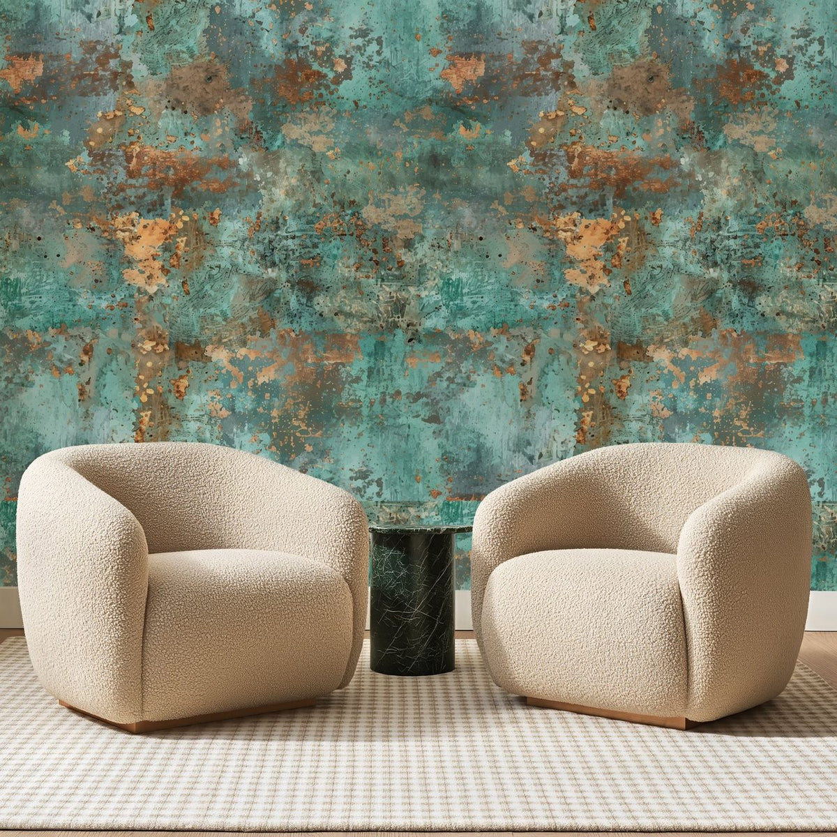 Papier peint panoramique Patine de Cuivre Turquoise, posé sur toute la paroi d'un salon, derrière deux fauteuils en bouclette crème et un guéridon en marbre vert