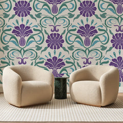 Papier peint panoramique Iris Violets et Vert Émeraude, posé sur toute la paroi d'un salon, derrière deux fauteuils en bouclette crème et un guéridon en marbre vert