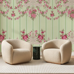 Papier peint panoramique Bouquets de Roses Vert Sauge, posé sur toute la paroi d'un salon, derrière deux fauteuils en bouclette crème et un guéridon en marbre vert