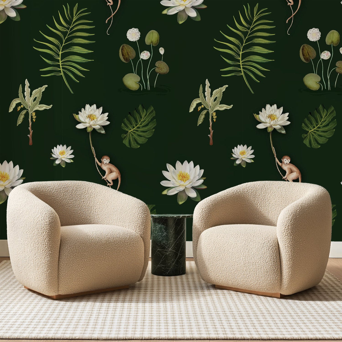 Papier peint panoramique Singes et Nénuphars Vert Bouteille, posé sur toute la paroi d'un salon, derrière deux fauteuils en bouclette crème et un guéridon en marbre vert