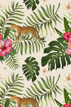 Le décor à plat : palmes et feuilles de monstera vertes, léopard de profil, hibiscus roses et frangipaniers crème sur fond beige.
