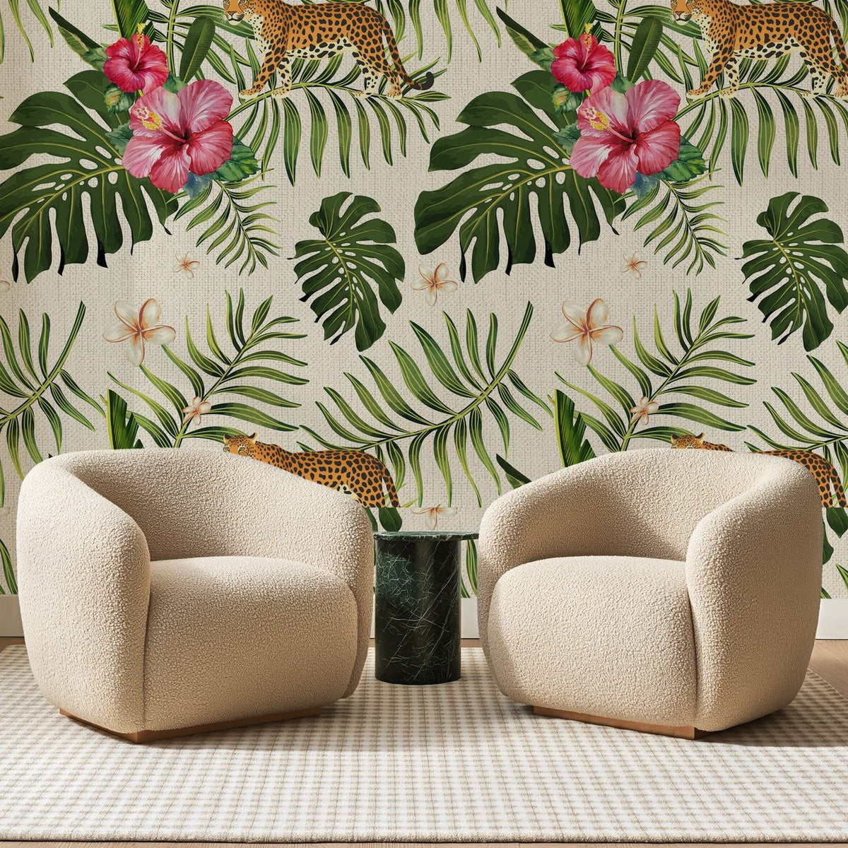Papier peint panoramique Léopard sous les Palmes Vertes, posé sur toute la paroi d'un salon, derrière deux fauteuils en bouclette crème et un guéridon en marbre vert