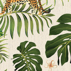Gros plan de l'impression : la robe fauve tachée de noir du léopard et le grain de toile du fond beige derrière une palme.