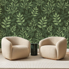Papier peint panoramique Feuillage Dense Vert Kaki, posé sur toute la paroi d'un salon, derrière deux fauteuils en bouclette crème et un guéridon en marbre vert
