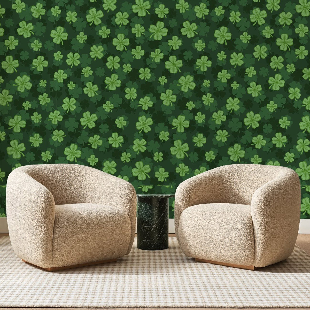 Papier peint panoramique Semis de Trèfles Verts, posé sur toute la paroi d'un salon, derrière deux fauteuils en bouclette crème et un guéridon en marbre vert