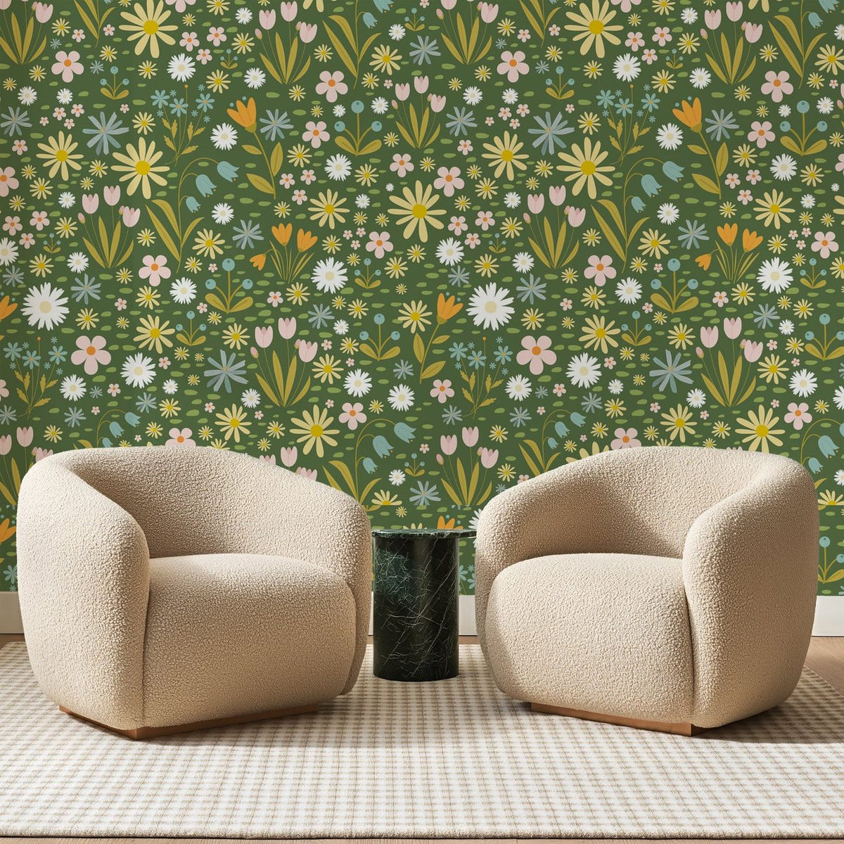 Papier peint panoramique Prairie Fleurie Vert Olive, posé sur toute la paroi d'un salon, derrière deux fauteuils en bouclette crème et un guéridon en marbre vert