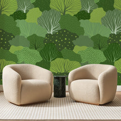Papier peint panoramique Canopée d'Arbres Vert Forêt, posé sur toute la paroi d'un salon, derrière deux fauteuils en bouclette crème et un guéridon en marbre vert