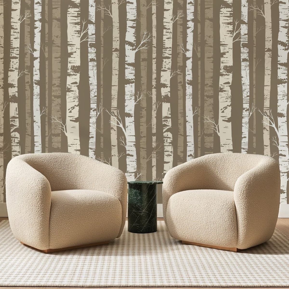 Papier peint panoramique Bouleaux Serrés Taupe, posé sur toute la paroi d'un salon, derrière deux fauteuils en bouclette crème et un guéridon en marbre vert