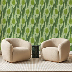Papier peint panoramique Tulipes Fermées Vert Tilleul, posé sur toute la paroi d'un salon, derrière deux fauteuils en bouclette crème et un guéridon en marbre vert