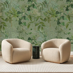 Papier peint panoramique Ombelles Blanches sur Sauge, posé sur toute la paroi d'un salon, derrière deux fauteuils en bouclette crème et un guéridon en marbre vert