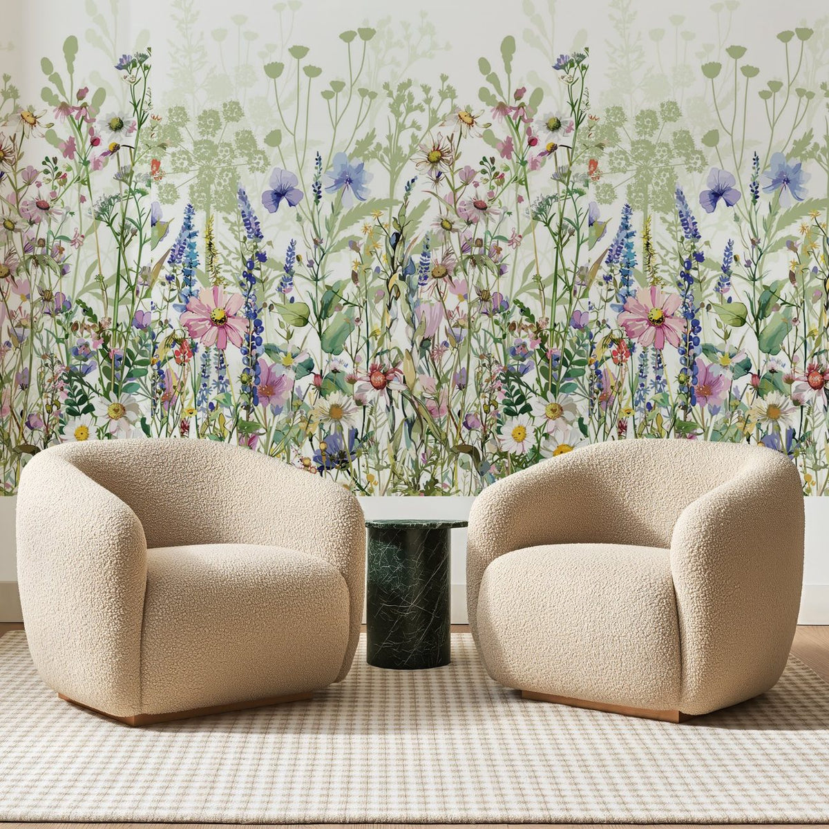 Papier peint panoramique Prairie Aquarelle Rose et Bleu, posé sur toute la paroi d'un salon, derrière deux fauteuils en bouclette crème et un guéridon en marbre vert