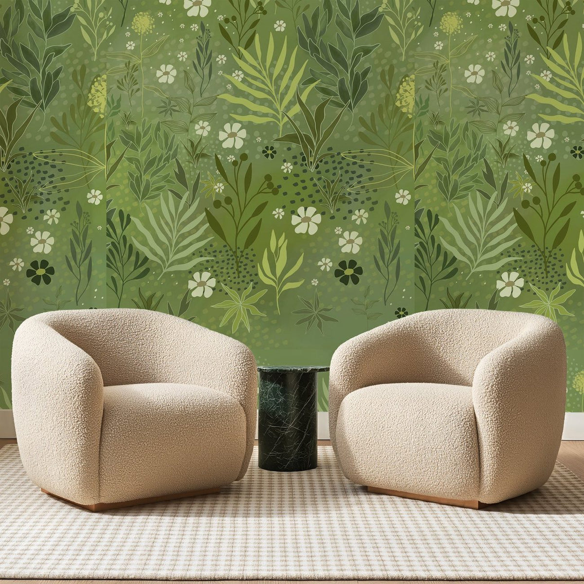 Papier peint panoramique Jardin Sauvage Vert Sauge, posé sur toute la paroi d'un salon, derrière deux fauteuils en bouclette crème et un guéridon en marbre vert