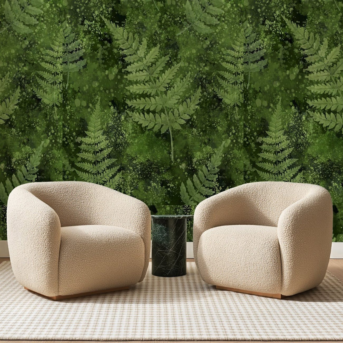 Papier peint panoramique Fougères sur Mousse Verte, posé sur toute la paroi d'un salon, derrière deux fauteuils en bouclette crème et un guéridon en marbre vert
