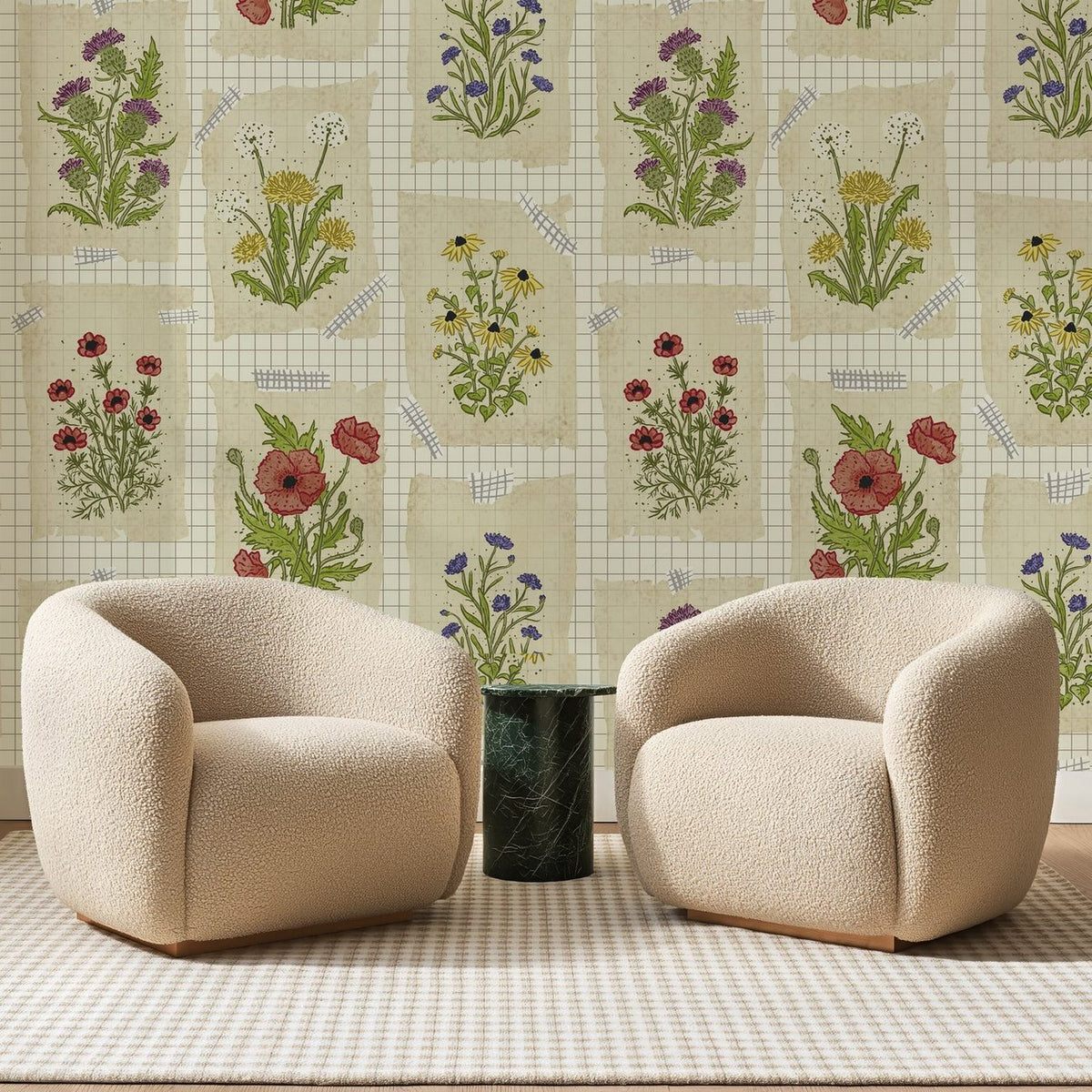 Papier peint panoramique Bouquets Champêtres Crème, posé sur toute la paroi d'un salon, derrière deux fauteuils en bouclette crème et un guéridon en marbre vert