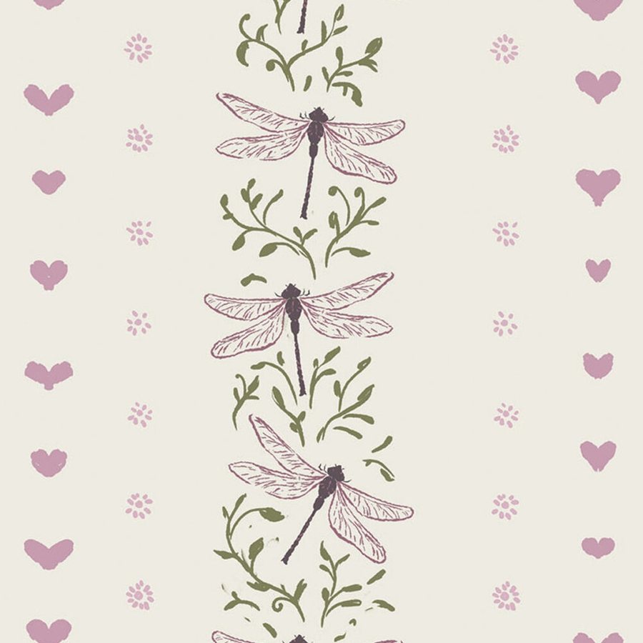 Gros plan de l'impression montrant le trait fin mauve des ailes hachurées et les cœurs roses en aplat léger