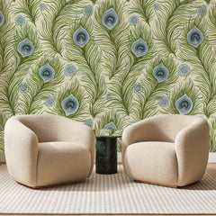 Papier peint panoramique Plumes de Paon Vert Mousse, posé sur toute la paroi d'un salon, derrière deux fauteuils en bouclette crème et un guéridon en marbre vert